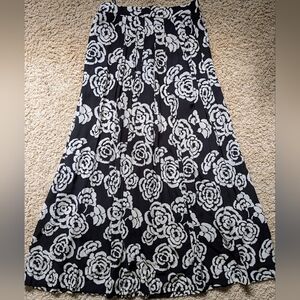 Sz 8 Women's Skirt Long, Black With White Rose Flowers Ports International l